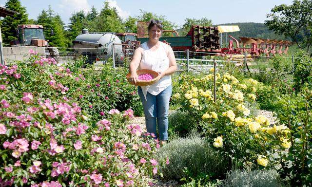 Elke Piff hat in ihrem Garten ein Rosenlabyrinth angelegt. Aus den Blütenblättern macht sie ebenso Sirup wie aus Salbeiblüten.