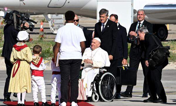 Empfang von Papst Franziskus am Flughafen von Marseille zu seiner zweitägigen Visite. 