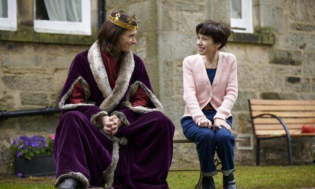 Bald sieht Philippa (Sally Hawkins) den König scheinbar leibhaftig vor sich (Harry Lloyd). 