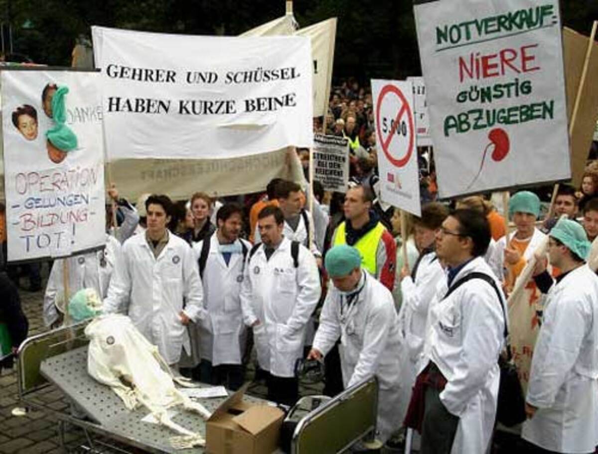 In Wien demonstrieren Zehntausende Studenten, Schüler und Hochschullehrer gegen die Einführung der Gebühren.