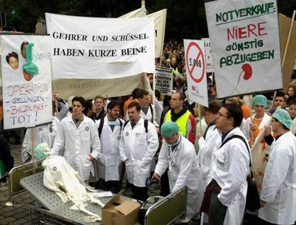 In Wien demonstrieren Zehntausende Studenten, Schüler und Hochschullehrer gegen die Einführung der Gebühren.