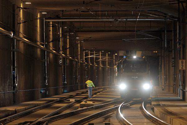 In Fahrtrichtung St. Pölten startet die neue Hochleistungstrasse bei Hadersdorf. In der "Weichenhalle" knüpft sie an den Lainzer Tunnel an.