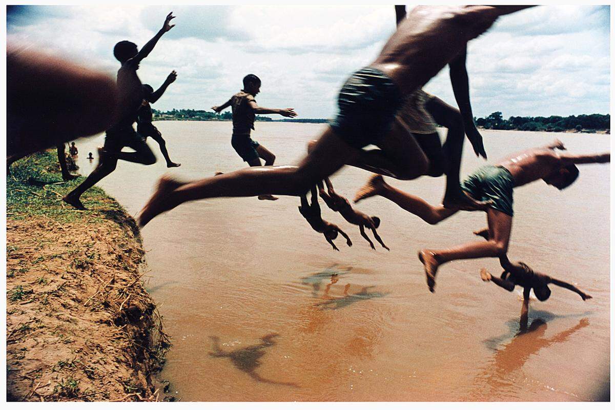 Bruno Barbey, geboren 1941, wurde Ende der 1960er Mitglied bei Magnum. Berühmt sind Barbeys Arbeiten aus Polen, die Anfang der Achtziger entstanden. Bruno Barbey: Der Amazonas bei Leticia, kolumbianisch-brasilianisches Grenzgebiet, 1966