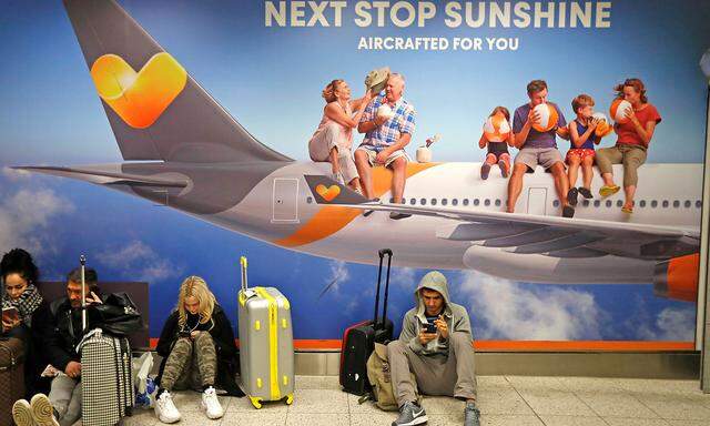Passagiere warten darauf, dass der Flugbetrieb in gatwick wieder aufgenommen werden kann. 