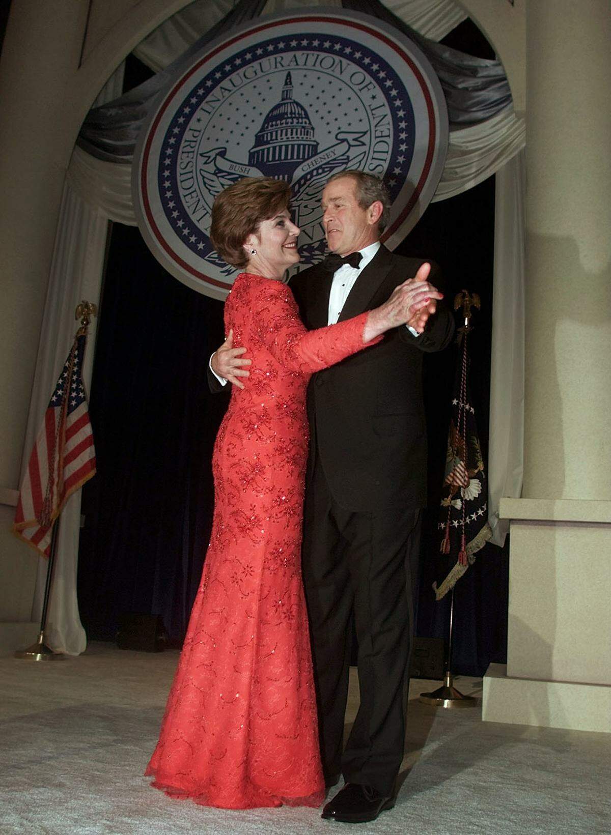 Bei dem Ball am Abend kam eine rote Robe von Michael Faircloth zum Einsatz. Der Designer stammt aus Texas, dem Heimatsaat der damaligen First Lady.