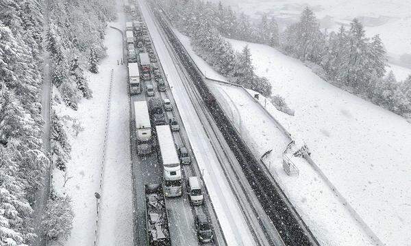 Starke Schneefälle haben am Freitag auf der Brennerautobahn (A13) in Tirol zu einer Komplettsperre in Richtung Süden geführt. 