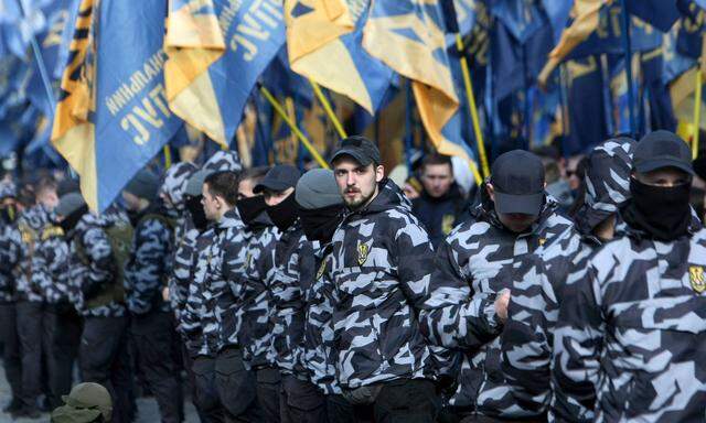 Mitglieder der Asow-Bürgerwehr bei einer Demonstration in Kiew.
