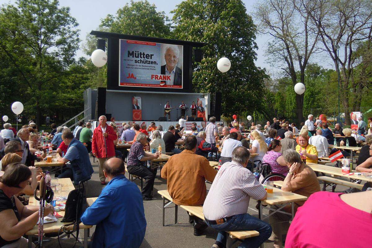 Am "Tag der Arbeit" steht der Prater traditionell ganz im Zeichen des Maifests der Wiener SPÖ. Mitten drinnen - im Restaurant "Praterfee" - hat heuer Frank Stronach ein "gallisches Dorf" gegründet und sein eigenes Fest veranstaltet.