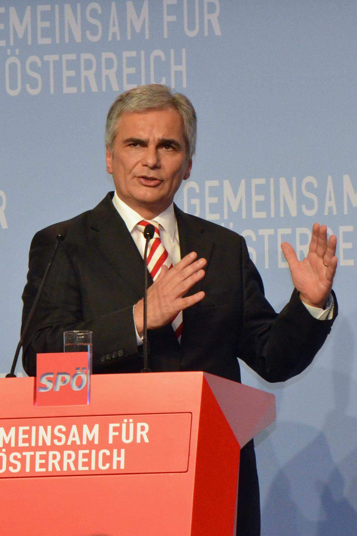 Weniger launig legt Kanzler Werner Faymann seine Rede an - und setzt dafür auf Fahrzeug-Metaphern. "Bitte sorgt dafür, dass die Lokomotive rot ist", und "das Boot muss so stark sein, dass wir die Richtung vorgeben, auch wenn jemand in die andere Richtung rudert", ruft er seinem jubelnden Publikum entgegen. Die ÖVP habe "für Arbeitnehmer einfach nichts übrig", sie mache sich größere Sorgen um die Milliardäre.