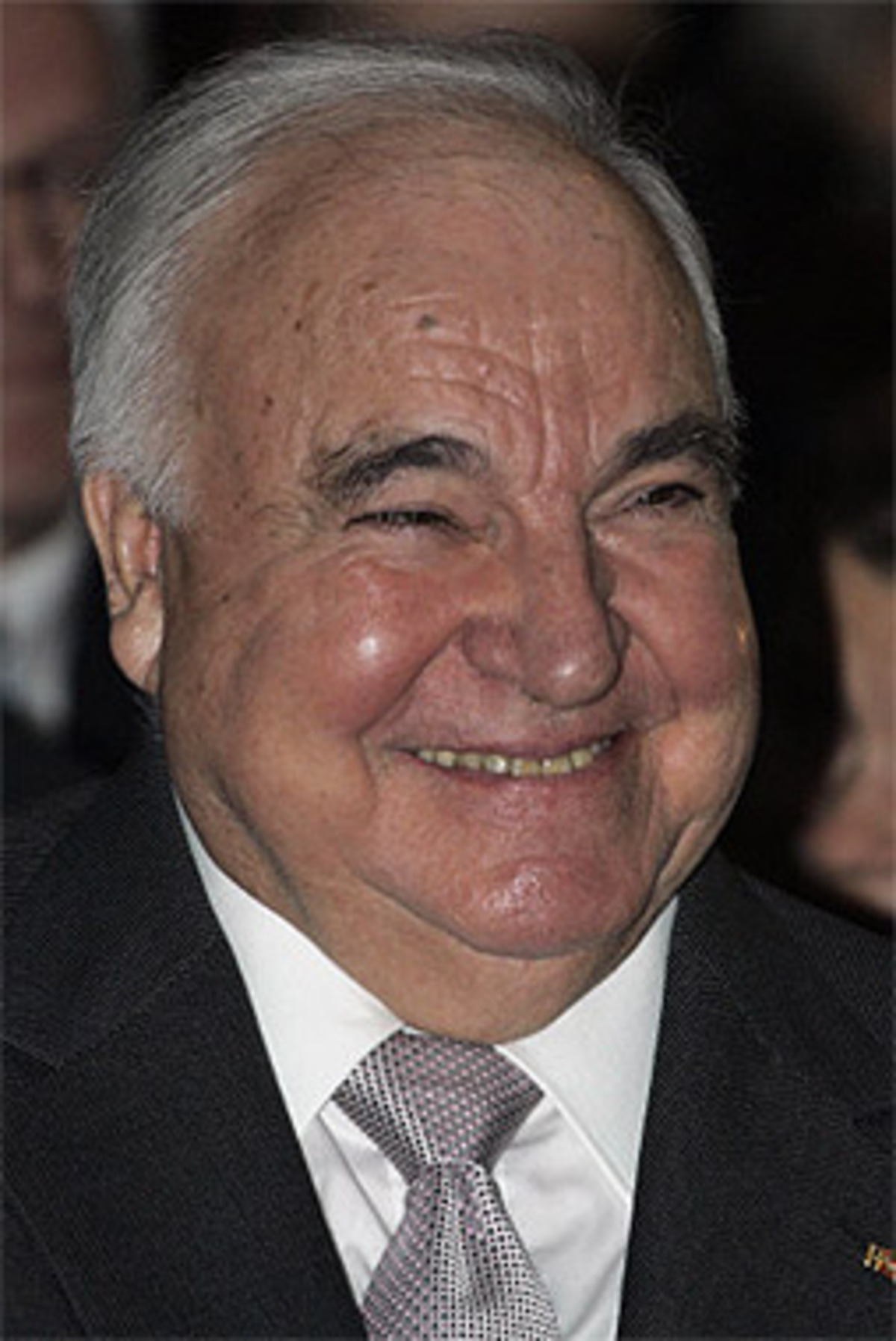 Bleibt die Schlüsselfrage: ist Kohls politisches Vermächtnis dem Nobelkomitee preiswürdig? Die Rolle, die die EU bei Europas friedlicher Einigung spielte, ist bei der Preisvergabe bisher ignoriert worden. Die Norweger sind EU-Skeptiker, zweimal haben sie eine Mitgliedschaft in Volksabstimmungen abgelehnt, und diese Stimmung färbt auch auf das Preiskomitee ab.