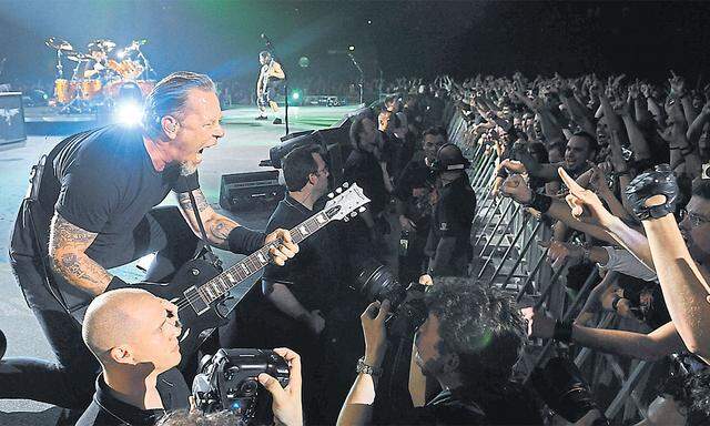 So grüßt man im Reich des Metal: Fans strecken James Hetfield, dem Sänger von Metallica, am 4. Juni in Wien die bösen Finger entgegen.