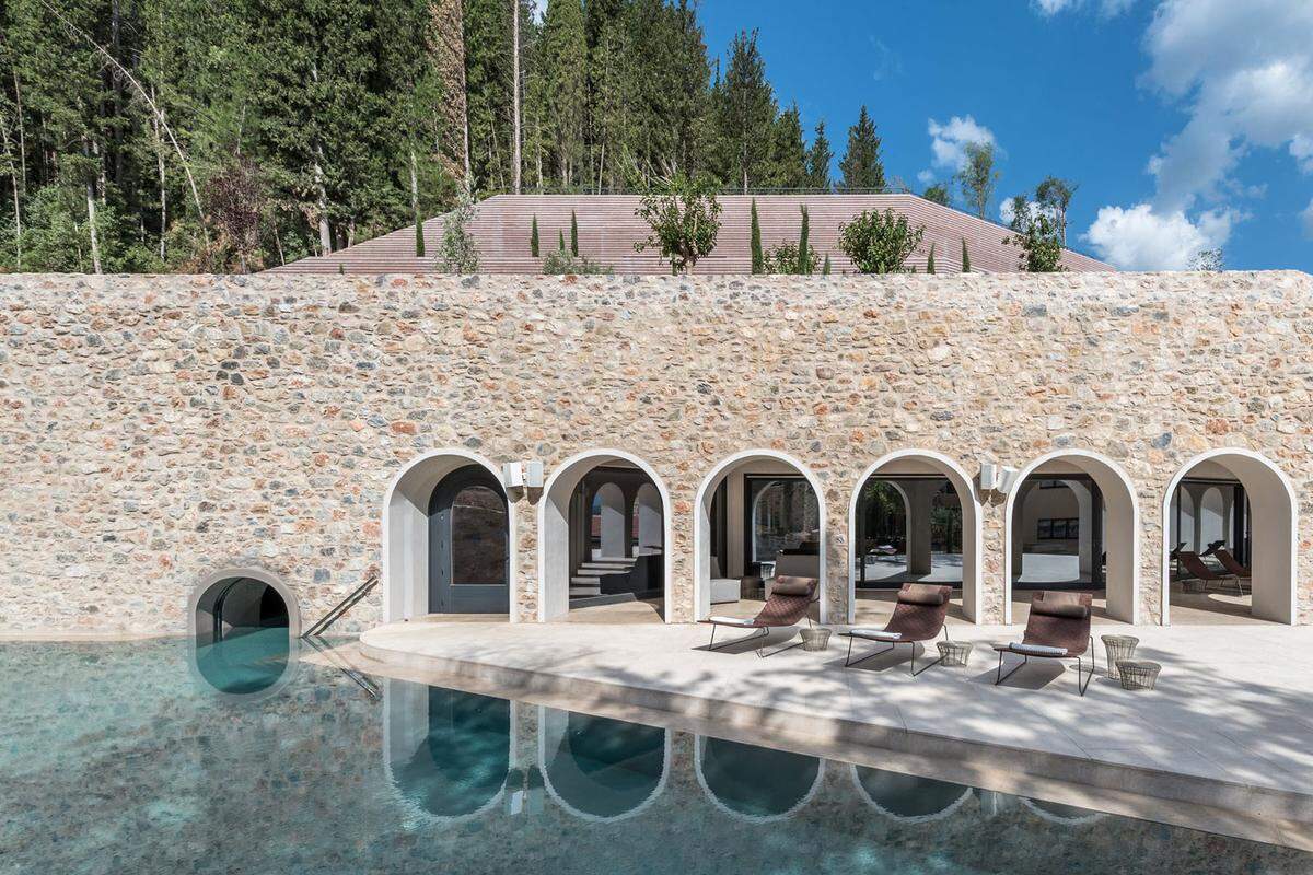 Ebenfalls in Griechenland befindet sich dieser beeindruckende "Sphere Pool", der in einen Berghain eingebettet ist und nach den Regeln des Feng Shui erbaut wurde. Zur Entspannung tragen auch Hydrotherapie-Jets und beruhigende Melodien sowie Delfin- und Wal-Gesänge bei.