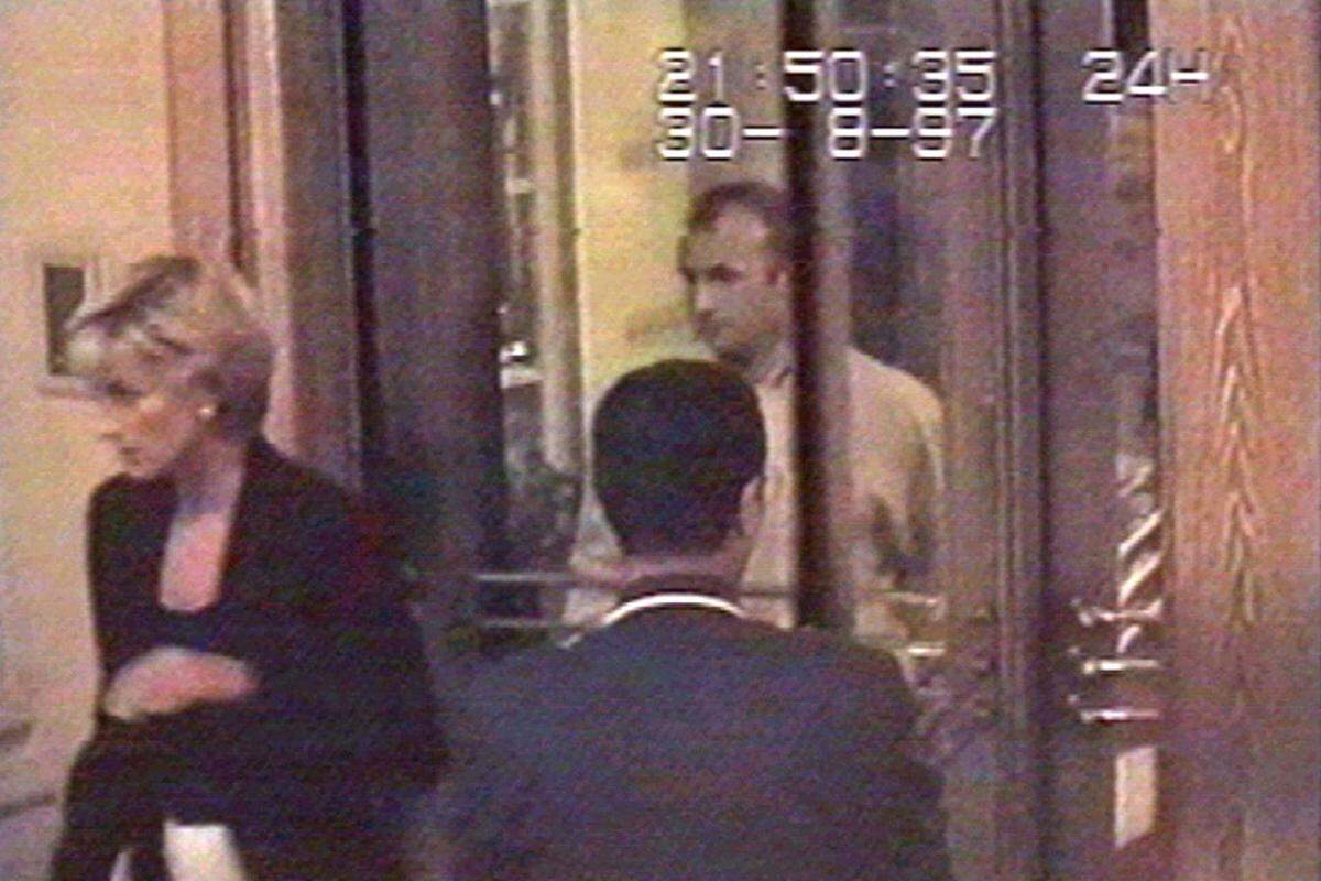 Das letzte Foto Dodi Al-Fayeds und Prinzessin Dianas wurde im Pariser Ritz Hotel aufgenommen. Dort verbrachten sie die letzten gemeinsamen Stunden bei einem Abendessen.