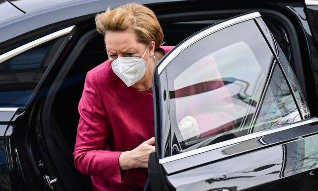 Die CDU-Bundeskanzlerin Angela Merkel weigert sich bisher standhaft, im Machtkampf der Union öffentlich Partei zu ergreifen.