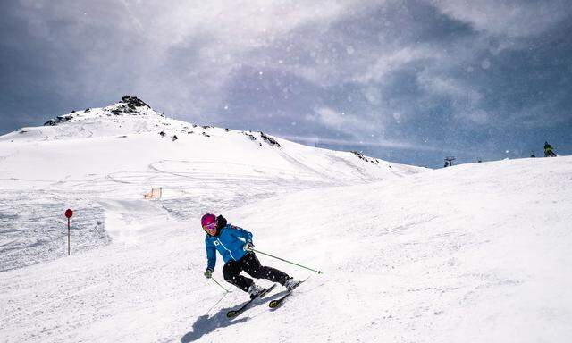 Wen es auch im Frühling noch auf die Piste zieht: In Obergurgl kann man noch Ski fahren – oder auch Skicross ausprobieren.