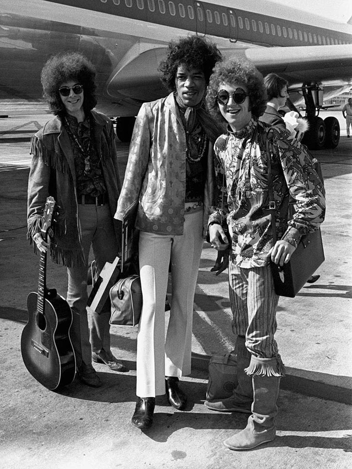 Zusammen mit dem Bassisten Noel Redding und dem Schlagzeuger Mitch Mitchell entstand das Trio The Jimi Hendrix Experience. Schon das Debütalbum "Are You Experienced?" von 1967 brachte den Durchbruch. Im Bild: Jimi Hendrix (Mitte) mit Noel Redding (likns) und Mitch Mitchell (rechts). Redding starb 2003, Mitchell 2008