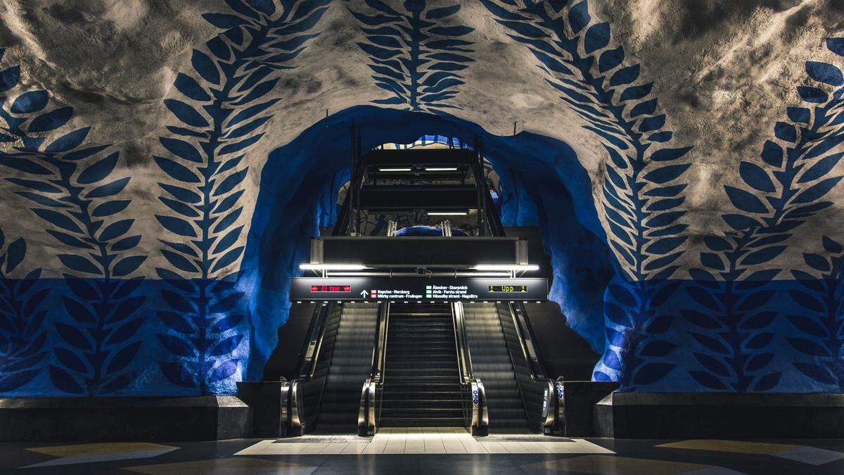 Die Stockholmer U-Bahn ist eine riesige Kunstgalerie. 150 Künstler haben sich in mehr als 90 der 110 Stationen mit Mosaiken, Installationen, Reliefs, riesigen Gemälden und Skulpturen verewigt. Schon 1957 fing man damit in der Station T-Centralen an, die Kunstwerke reifen also von den 50er-Jahren bis in die 2000er-Jahre.