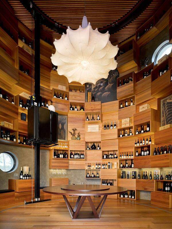 Im Weinkeller der Anlage lagern einige der besten Weine und Champagner der Welt, zum Beispiel ein 1978er "Domaine de la Romanée Conti" für rund 53.000 US Dollar.
