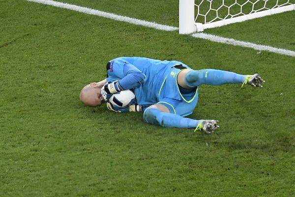 Das symptomatische Bild des Spiels: Torhüter Robert Almer muss retten. Der Keeper war fast permanent gefordert und spielte eine phänomenale Partie.