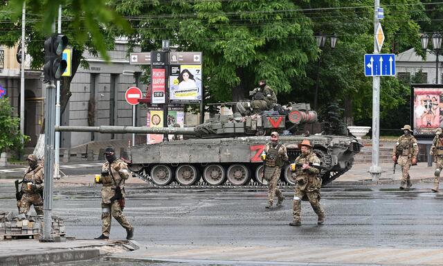 Wagner Söldner und ein Kampfpanzer in Rostow. Militärexperte Gressel sagt: „Wagner hat keine Kampfpanzer, die kommen von der Armee.“