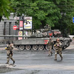 Wagner Söldner und ein Kampfpanzer in Rostow. Militärexperte Gressel sagt: „Wagner hat keine Kampfpanzer, die kommen von der Armee.“