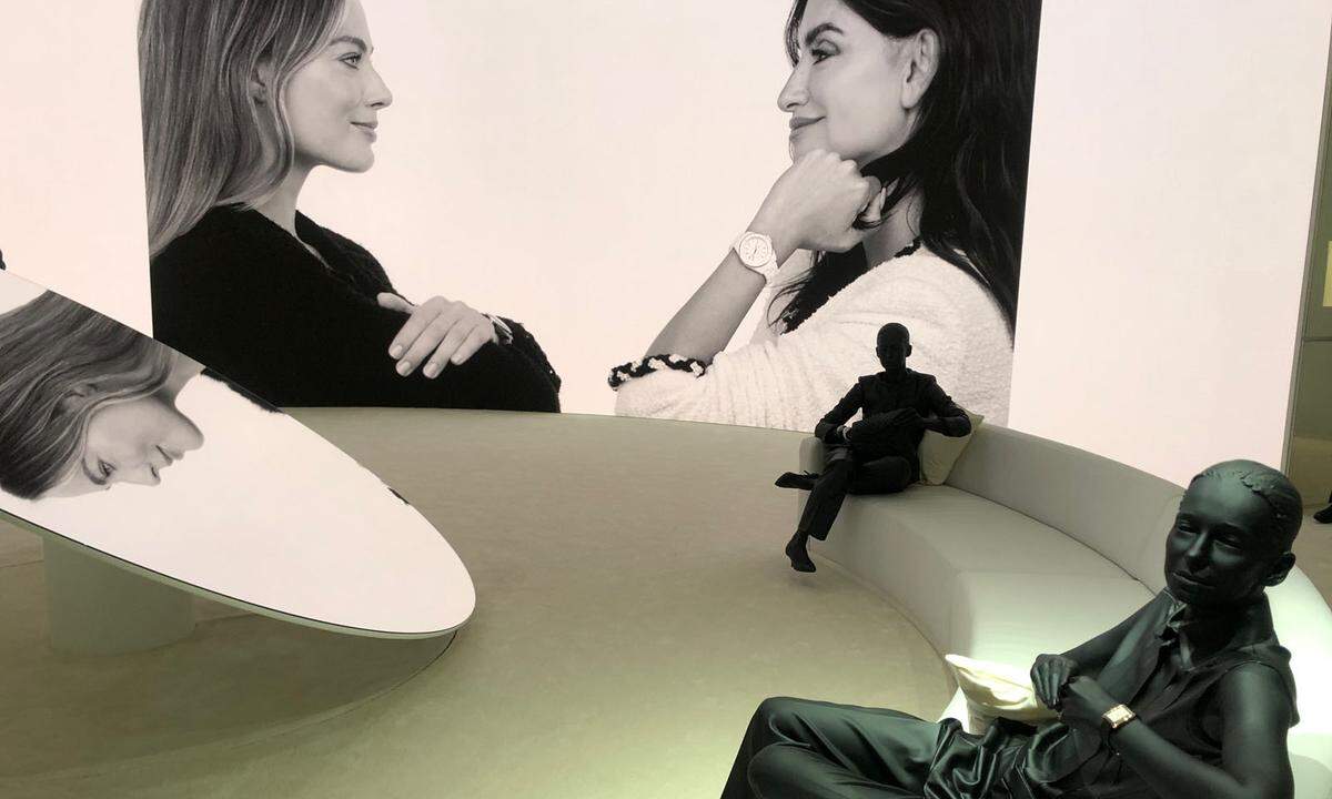 Stilvoll. Chanel zeigt seine Trends schwarz auf weiß - mit prominenter Unterstützung von Margot Robbie und Penelope Cruz.