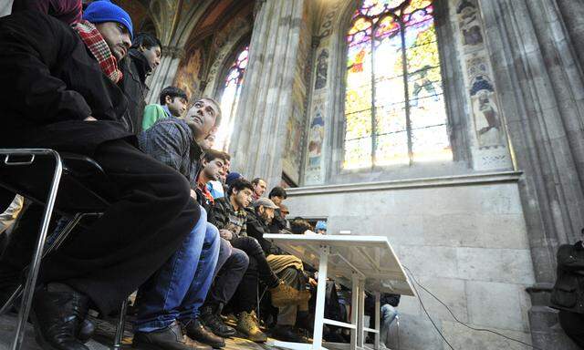 Die Pressekonferenz der Asylwerber Freitagmittag in der Votivkirche.