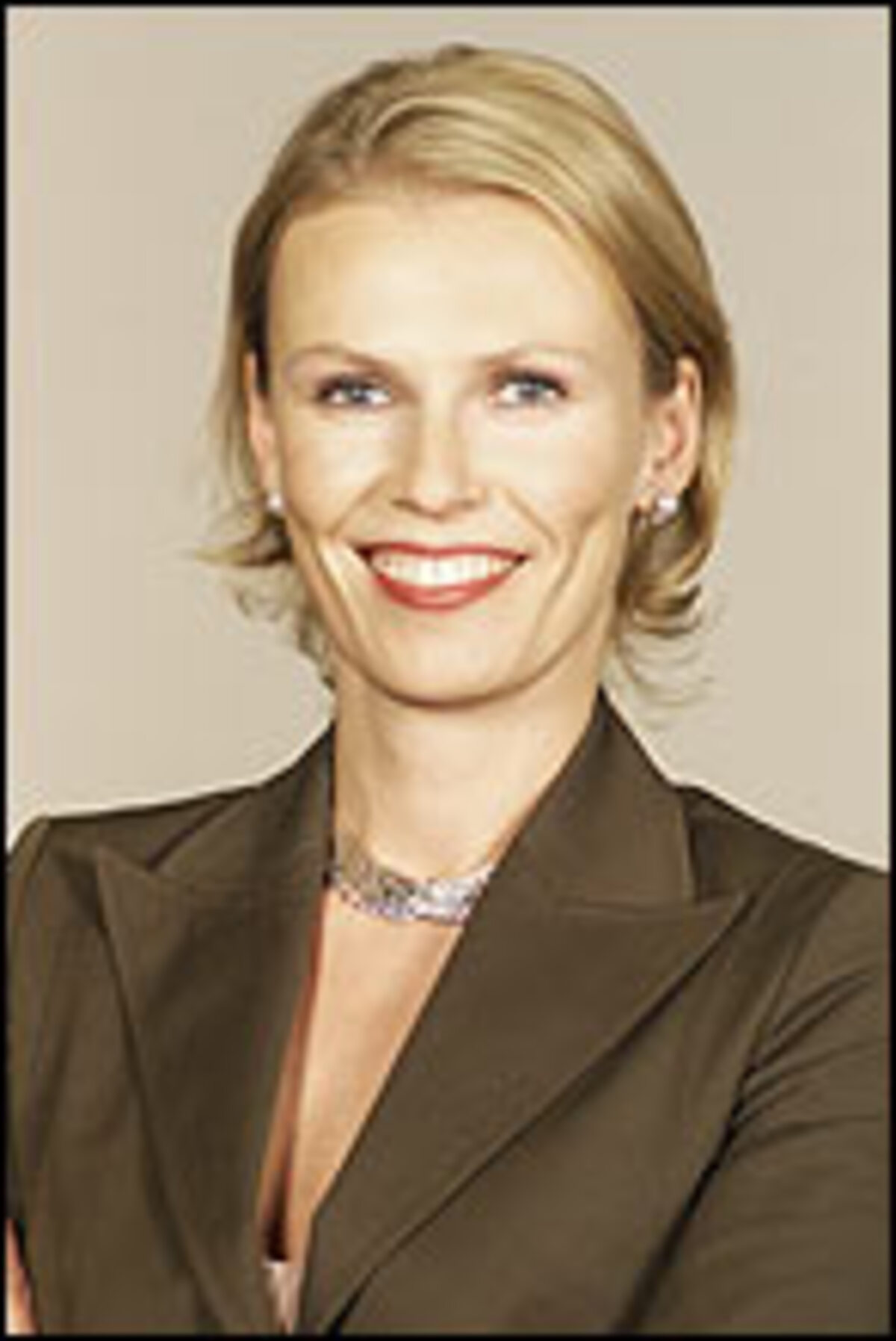 Silvia Richter, CFP, 36 zieht mit 1.11. in den nun dreiköpfigen Vorstand der PMA Hottinger ein und wird Partner. Richter zeichnet für Private Banking und Marketing verantwortlich. Die erfahrene Bankerin war zuletzt als Abteilungsdirektorin für Private Banking an der Expansion der Bank Sal. Oppenheim beteiligt und davor 8 Jahre bei Merrill Lynch tätig.