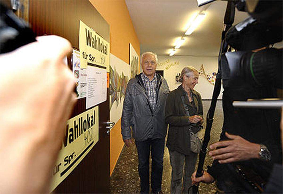 Fritz Dinkhauser kam mit Ehefrau Heidi zu seinem Wahllokal in einer Volksschule in Innsbruck-Mühlau und durfte gleich beim Eingang Glückwünsche eines seiner Wähler annehmen.