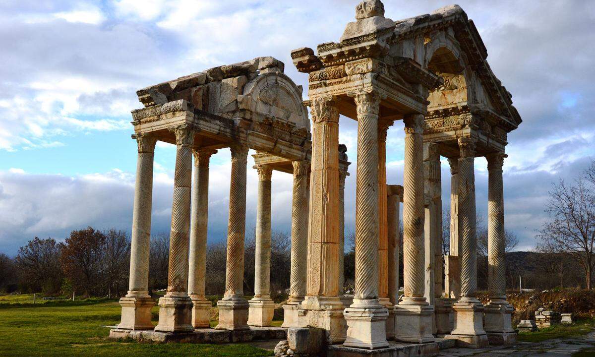 Der Tempel der Aphrodite im oberen Morsynus-Tal in der südwestlichen Türkei stammt auf dem dritten Jahrhundert vor Christus, die Stadt Aphrodisias rundherum entstand hundert Jahre später. Der Reichtum der Stadt - heute ein Paradies für Archäologen - war durch den Marmor-Abbau begründet.