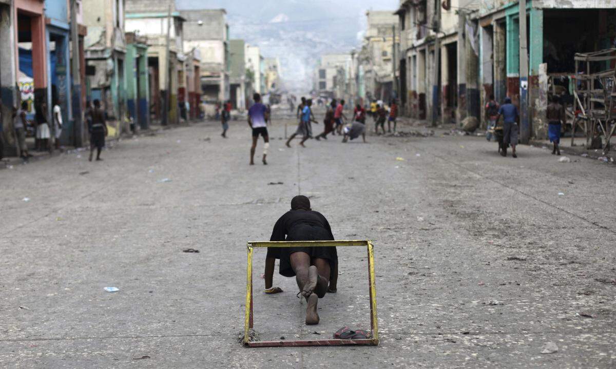 Haiti, Port-au-Prince: Fußball als Straßenerlebnis.