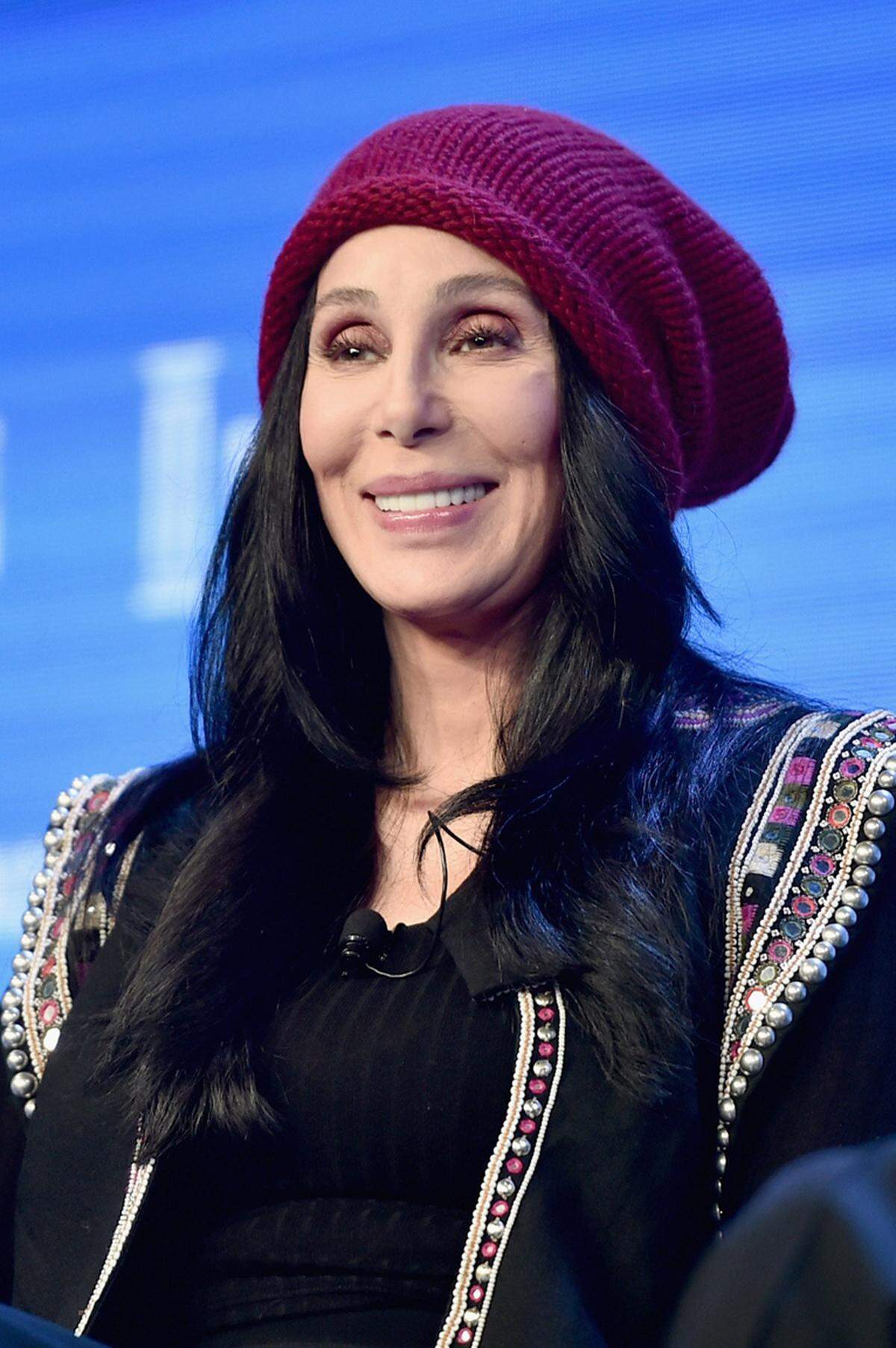 Als Befürworterin von Schönheits-OPs gilt auch Cher. Nach der Geburt ihrer Tochter unterzog sie sich einer Brustvergrößerung, mit der sie allerdings nicht zufrieden war, wie sie "People" 1992 erzählte: "Sie waren wirklich in jeder Hinsicht verpfuscht. Im Gegenteil, sie waren sogar schlimmer als zuvor."