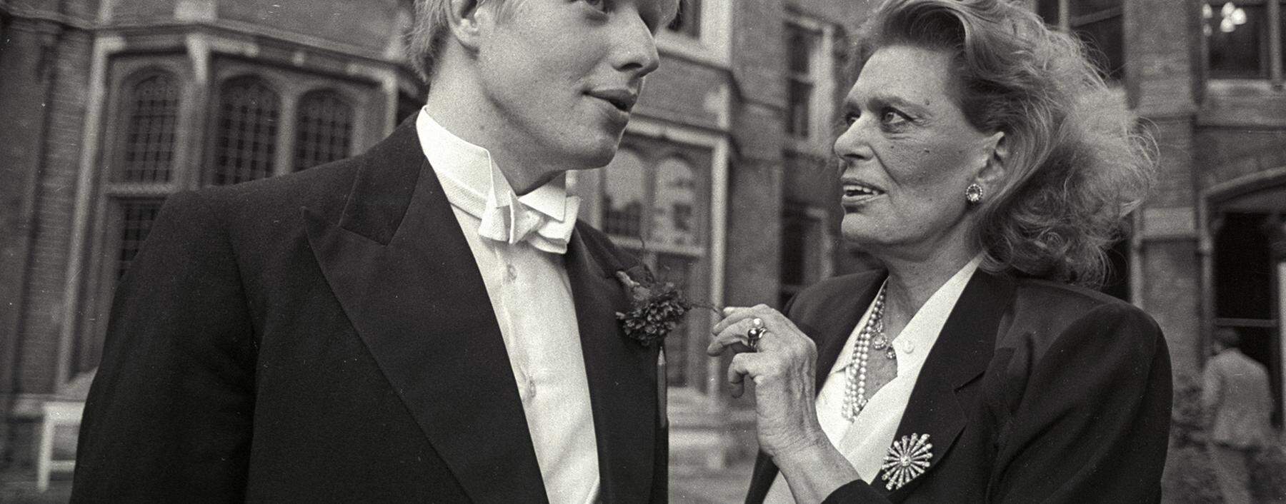 In der englischen Eliteschmiede. Student Boris Johnson spricht mit der berühmten Künstlerin und damaligen griechischen Kulturministerin Melina Mercouri an der Universität in Oxford 1986.