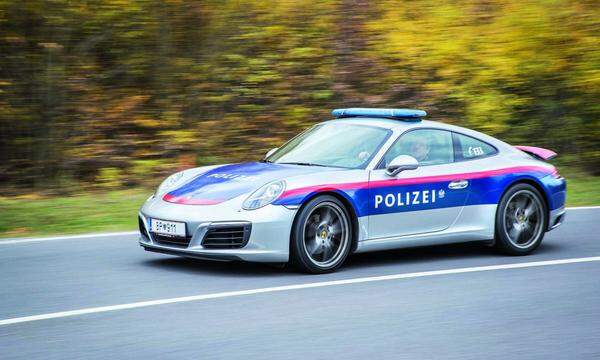 Beamtenkarriere: Einzelne Polizei-Elfer waren früher tatsächlich in Diensten, inzwischen ist BP-911 als Image-Booster der Polizei unterwegs.