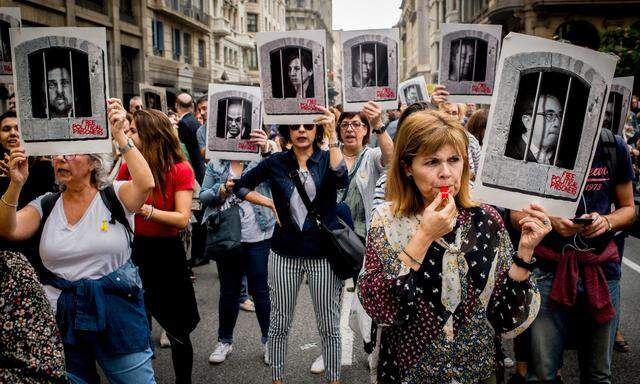 In Barcelona demonstrierten Anhängerinnen der Separatistenbewegung gegen die Verurteilung ihrer Anführer.