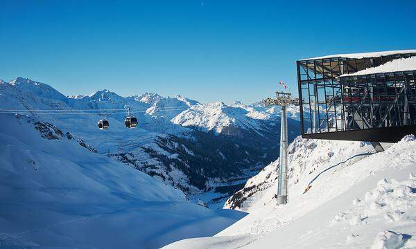 Die Flexenbahn, eine kuppelbare Gondelbahn, Type 10-MGD, schließt eine Lücke im größten Skigebiet Österreichs. Sie verbindet seit 2016 alle Skiorte des Arlbergs.