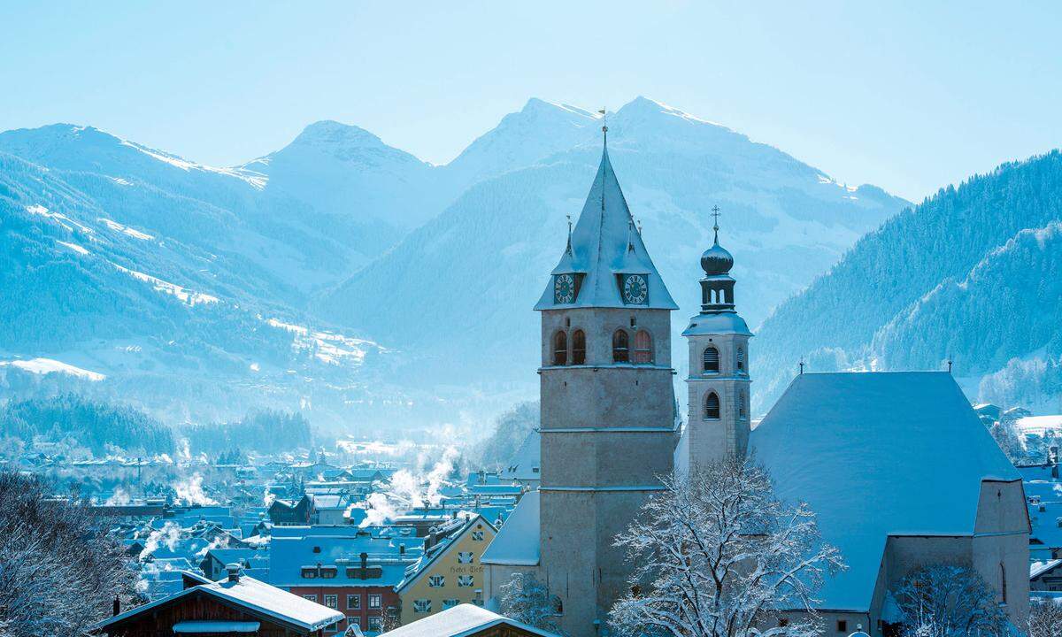 Aktuell braucht es noch etwas Fantasie, aber der nächste Wetterumschwung kommt bestimmt. Und es braucht wie gesagt in erster Linie Kälte und gar keinen Niederschlag, damit Schneemaschinen angeworfen werden können. Als erstes Nicht-Gletscher-Skigebiet startet „KitzSki" am Pass Thurn/Resterkogel bereits an diesem Oktoberwochende in die Saison. Für diesen frühen Beginn hatten sich die Bergbahner im Vorjahr gerüstet, ­diverse Schneedepots wurden angelegt, hinzu kommt eine Nordwest-Staulage bei diesen recht niedrigen Bergen (800 bis 2000 Meter Höhe). Das Skigebiet Kitzbühel investiert jedes Jahr Millionenbeträge in die Infrastruktur und das Rundherum, auch heuer: So werden am Kitzbüheler Horn, dem zweiten berühmten Skiberg der Skistadt, zwei Liftanlagen durch einen Sessellift und durch eine Gondelbahn ersetzt, für die Horn-Fans gibt’s eine eigene Skikarte. ski.kitzbuehel.com