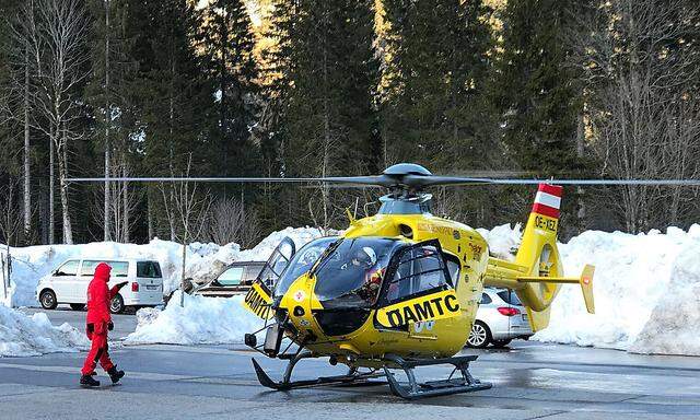 Ein Hubschrauber und Einsatzkräfte im Bereich Ammerwald. 