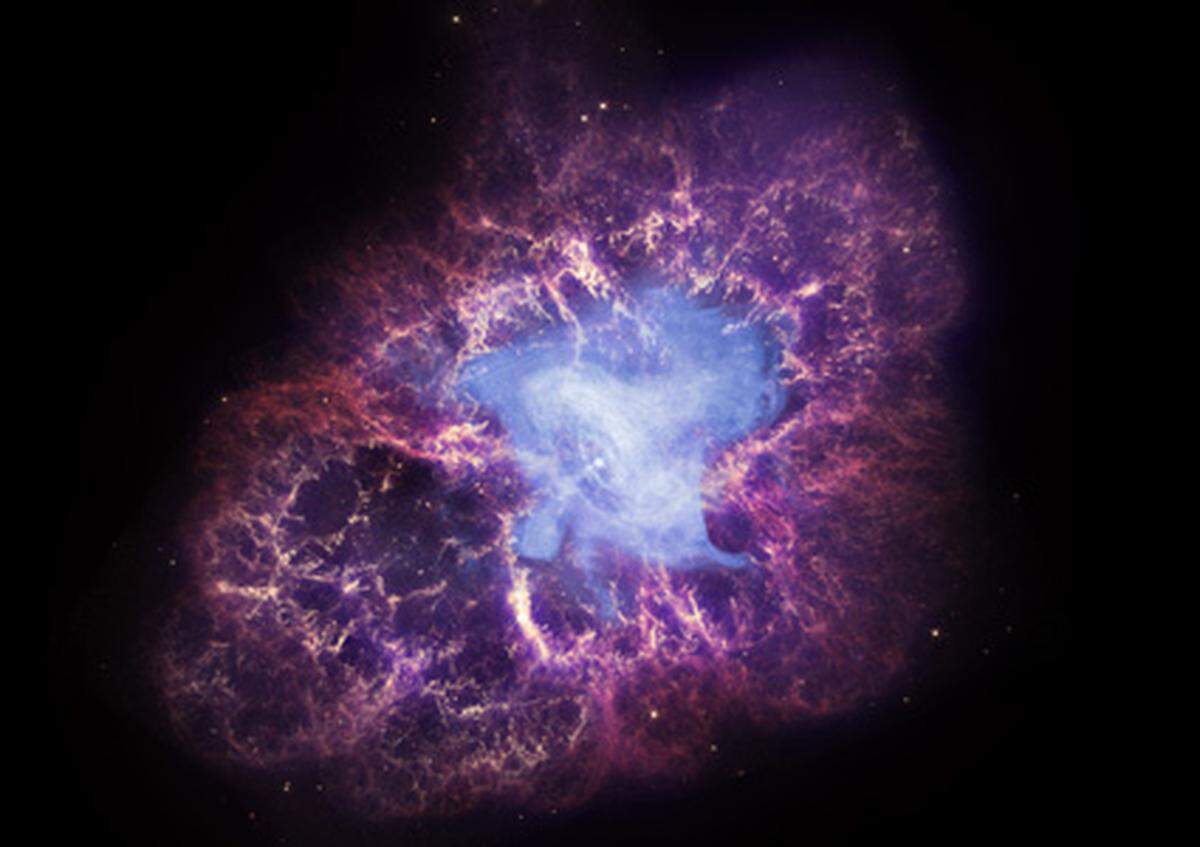 Der Krabbennebel ist eines der meiststudierten Objekte am Nachthimmel. Für dieses Bild wurden Aufnahmen von Hubble mit denen des Chandra-Röntgenteleskops und des Spitzer Infrarot-Teleskops zusammengeführt.