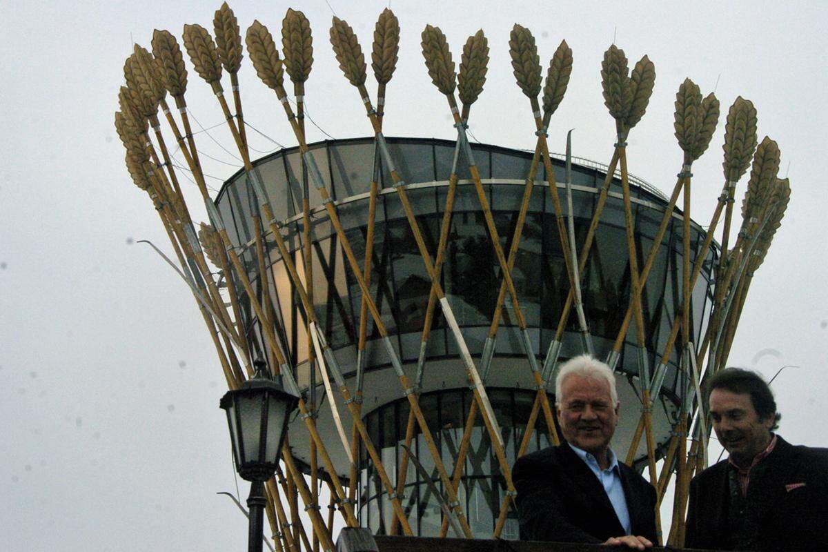 "Servus, grüß dich! Geht's dir gut?", gut gelaunt betritt Frank Stronach das "Haubiversum" in Petzenkirchen im Mostviertel - eine Backstube mit Knusperhäuschen und Kaffeehaus. Umständliche Höflichkeitsgebote ignoriert er, mit allen ist er per Du. "Ich sage, was ich denke und was die anderen denken - und das direkt", erklärt Stronach bei seinem vorletzten Wahlkampfauftritt vor der Landtagswahl am 3. März. DiePresse.com begleitete ihn dabei.