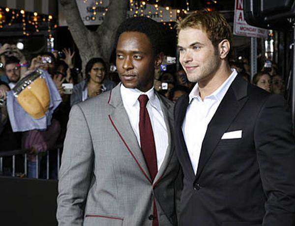 Edi Gathegi verfolgt als Vampir Laurent das Liebespaar Edward/Bella. Kellan Lutz spielt Emmett Cullen, den stärksten der Cullen-Vampirfamilie.