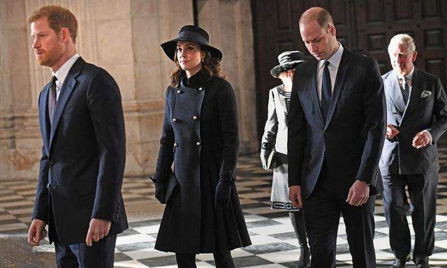 Herzogin Kate, Prinz William, Prinz Harry, Herzogin Camilla und Prinz Charles nahmen am Gedenkgottesdienst teil.