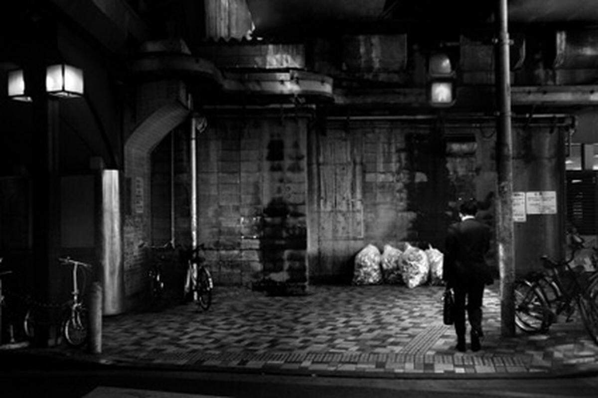 1. Preis: David Guttenfelder, USA  "Der einsame Mensch", Tokio.