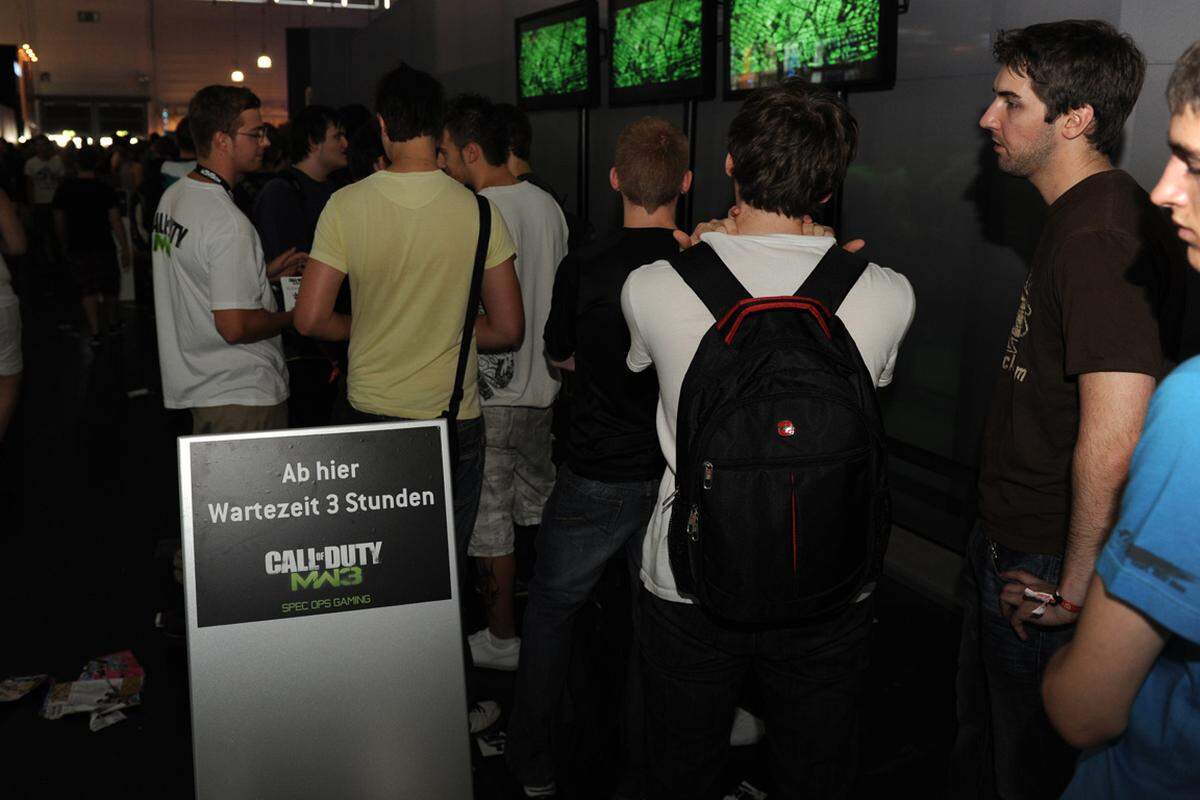 Generell dürften Gamescom-Besucher recht leidensfähig sein. Für das kommende Ballerspiel "Call of Duty: Modern Warfare 3" nahmen sie immense Wartezeiten in Kauf. Ähnlich sah es auch bei "Battlefield 3" und einigen anderen Spielen aus.