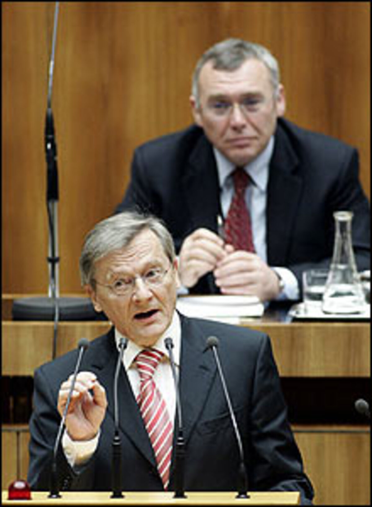 "Überlegen Sie sich, was sie anrichten mit solchen Vergleichen". Altkanzler und VP-Obmann Wolfgang Schüssel hatte kein Verständnis für Straches Verteidiungslinie. Am Montag präsentierte dieser Bilder die Ex-Staatssekretär Finz gemeinsam mit Gottfried Küssel zeigen.