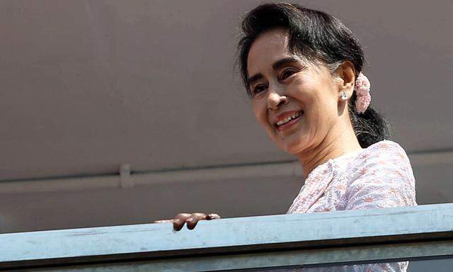 Feiert lächelnd ihren Sieg: Friedensnobelpreisträgerin Aung San Suu Kyi.