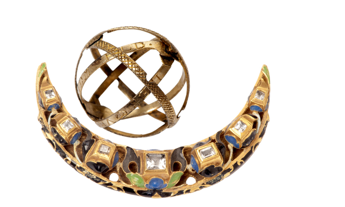 Astronomischer Faltring aus der 1. Hälfte des 17. Jahrhunderts (o.). und Anhänger, umgearbeitet aus Hostienfassung einer Monstranz, 17. Jahrhundert (u.).