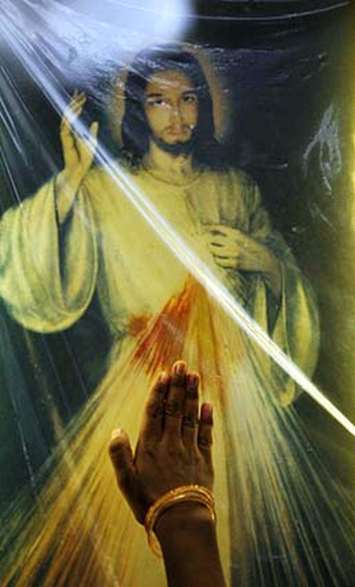 Es muss nicht immer Maria sein: Ein Jesus-Bild in der St.-Michael-Kirche in der indischen Stadt Mumbai zeigte im Juni 2008 einen roten Fleck, ...
