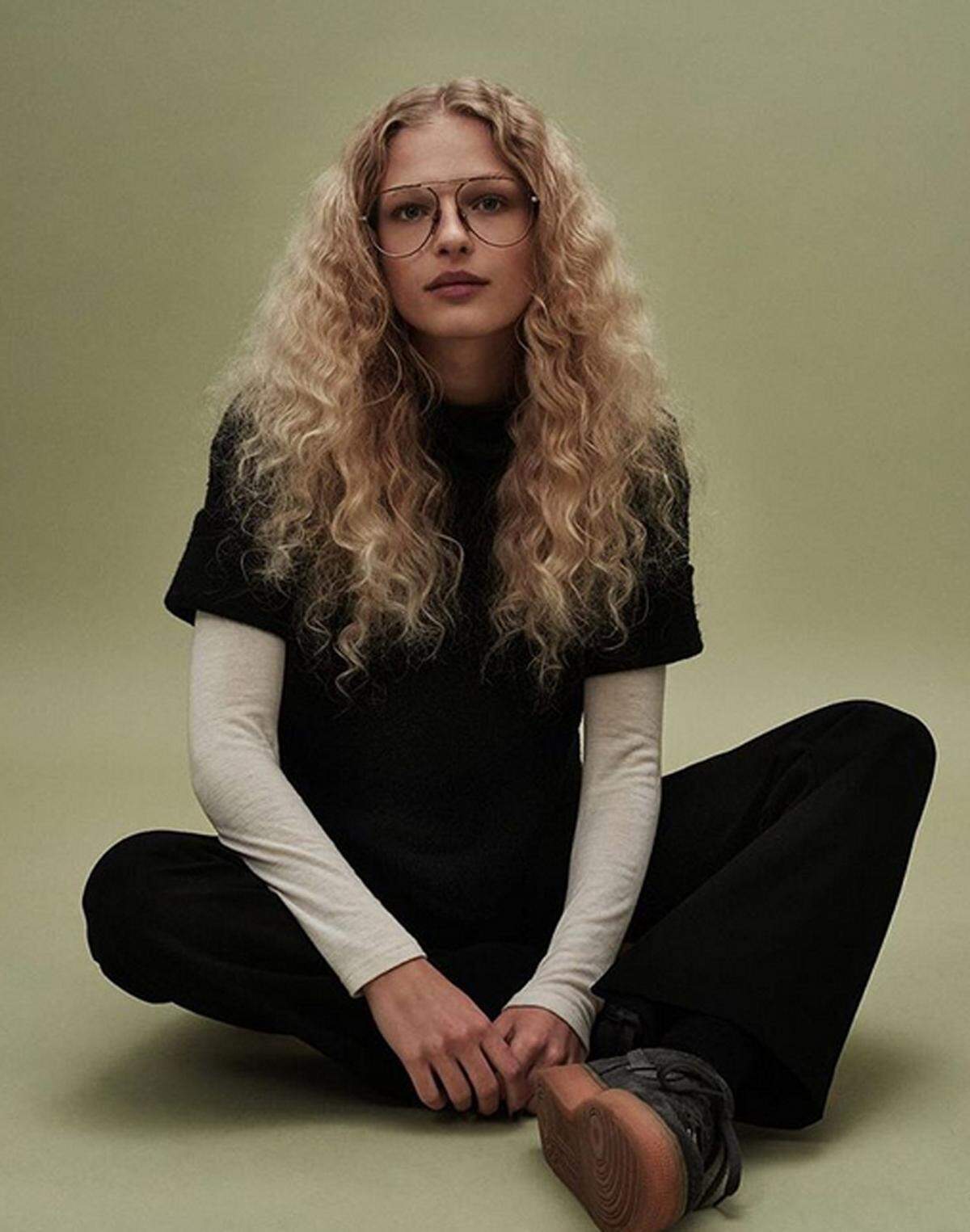 In der Modewelt sind Lockenköpfe selbstredend wieder ganz en vogue. Newcomer-Models wie Frederikke Sofie sind besonders erfolgreich.