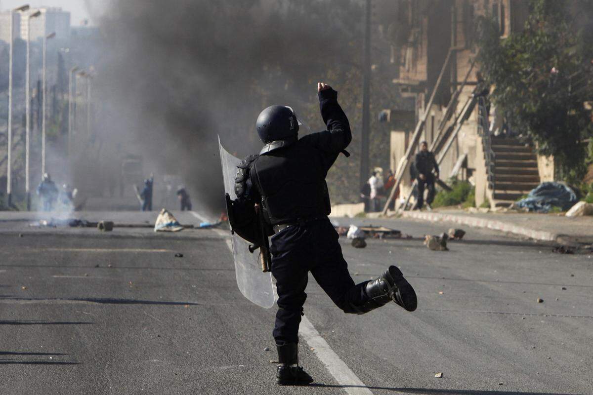 Sicherheitskräfte werden von den Demonstranten mit Steinen beworfen. Die Polizei antwortet mit dem Einsatz von Tränengas und Wasserwerfern.